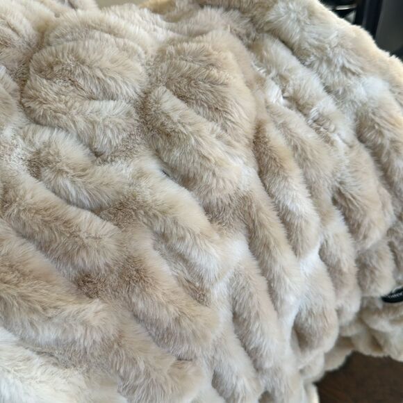 Sunday Blankets Ripple Faux Fur Blanket - Caramel 50”x60” - Picture 4 of 6